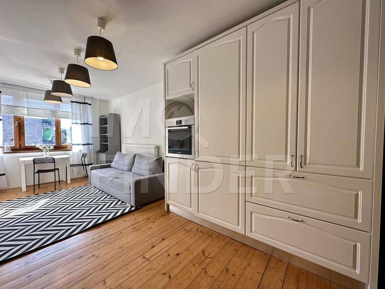 Apartament cu 3 camere semidecomandat, mobilat în Plopilor