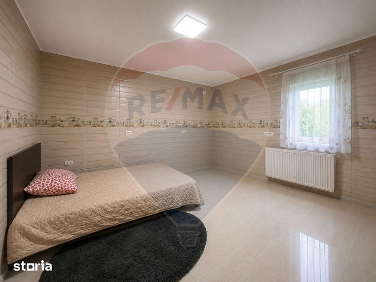 Casă cu 5 camere cu Teren 248 Mp în Corbu