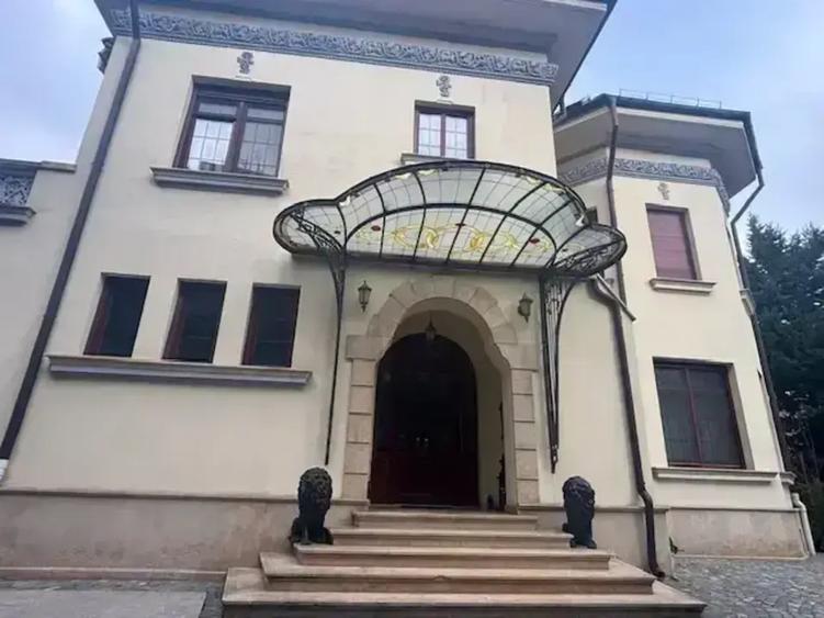 Casă cu 12 camere cu Piscina în Unirii