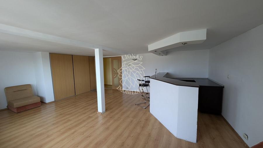 Apartament cu 4 camere decomandat, mobilat în Calea Moldovei