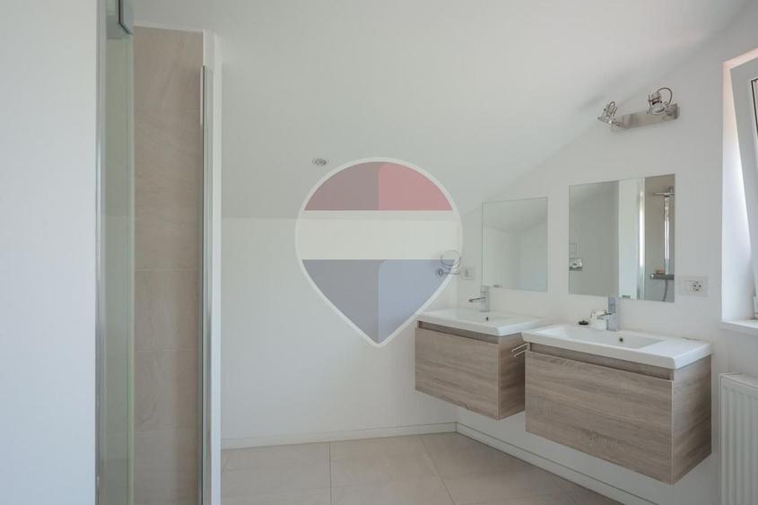 Casă individuală cu 4 camere cu Teren 418 Mp în Central