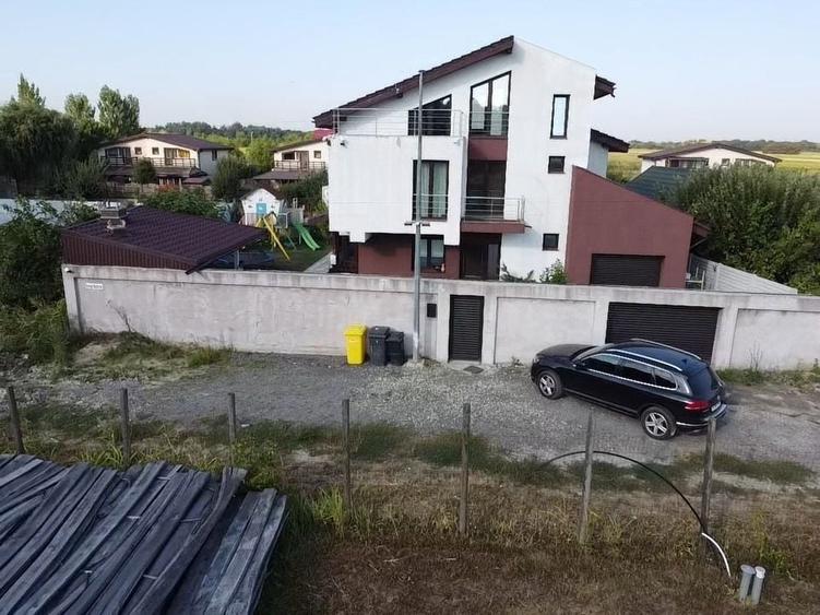 Casă cu 4 camere decomandat în Țegheș
