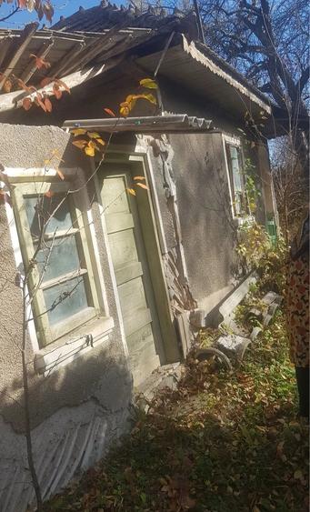 Teren de vanzare cu casa veche si livada - 2