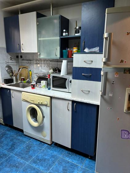 Apartament cu 3 camere semidecomandat, mobilat în Podu Roș