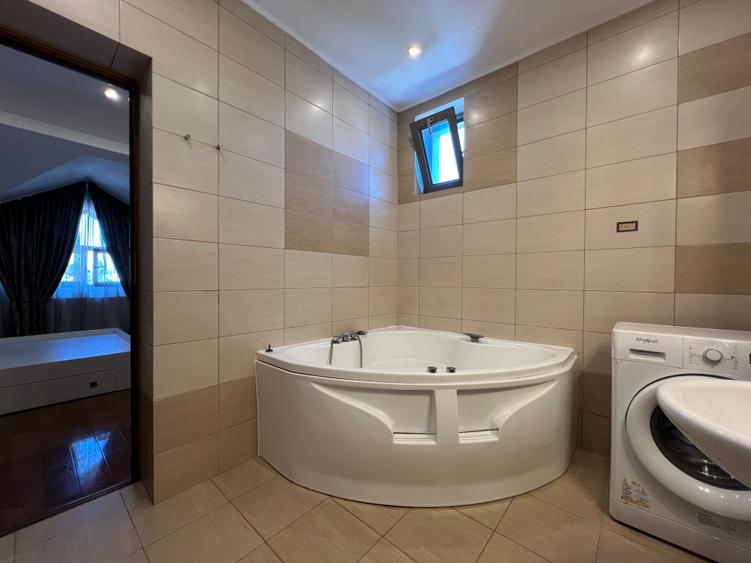 Apartament cu 3 camere semidecomandat în Rahova