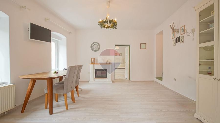 Apartament cu 3 camere semidecomandat, mobilat în Schei