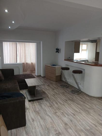 Apartament cu 3 camere decomandat în Exterior Vest