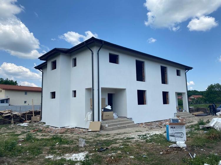 Casă cu 5 camere cu Canalizare în Central