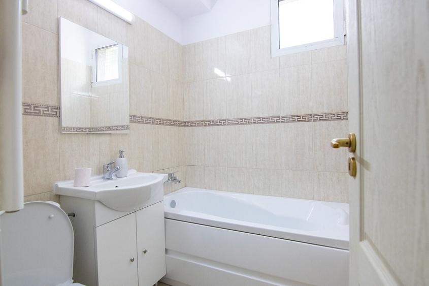 Apartament cu 4 camere decomandat în Drumul Taberei