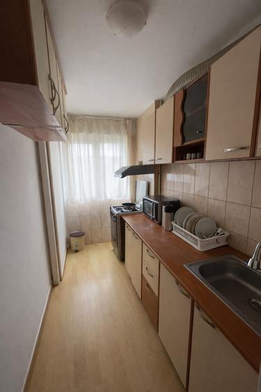 Apartament cu 3 camere semidecomandat, mobilat în P-ța Reșița