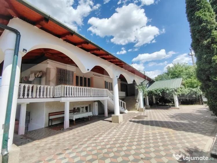Casă cu 8 camere cu Teren 2235 Mp în Central