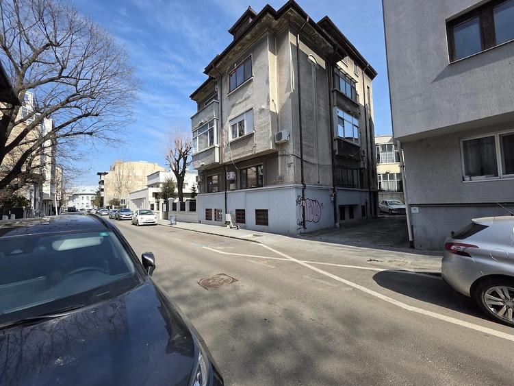 Apartament cu 6 camere decomandat în Ferdinand