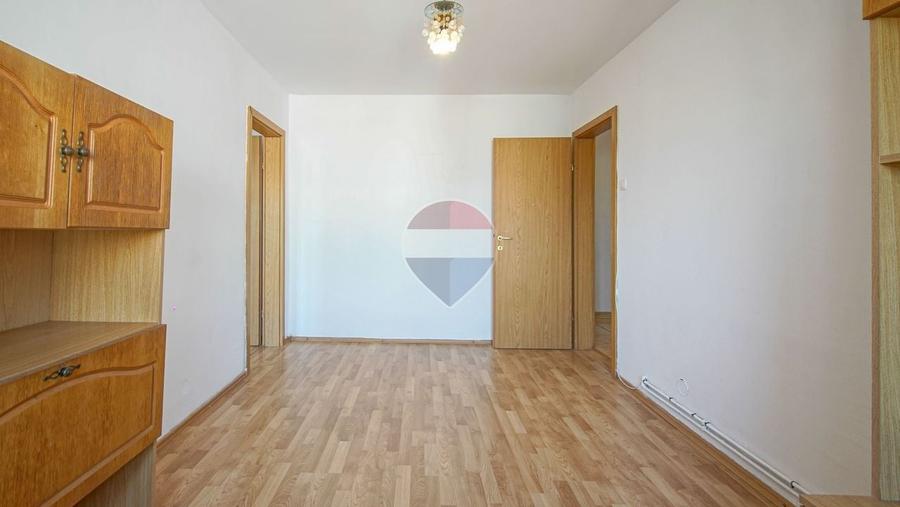 Apartament cu 3 camere semidecomandat, mobilat în Central