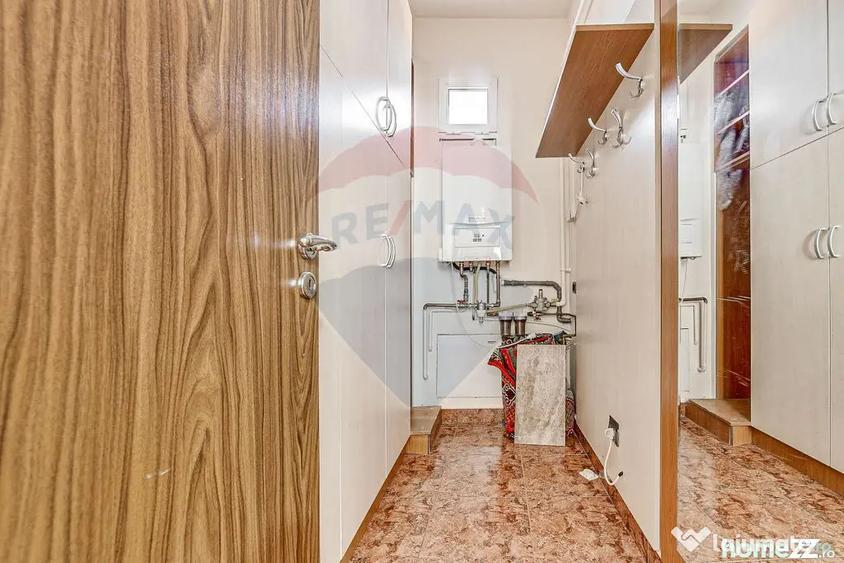Apartament cu 3 camere decomandat în Boul Roșu