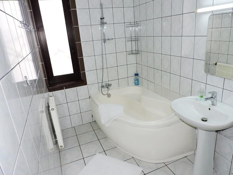 Casă individuală cu 15 camere cu Canalizare în Zorilor