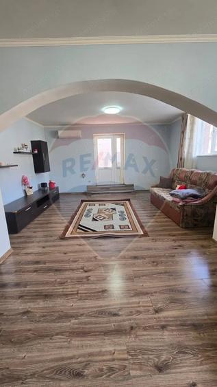 Casă cu 5 camere cu Teren 1375 Mp în Dârlos