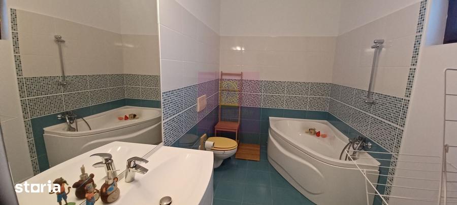 Casă cu 6 camere cu Teren 508 Mp în Săbăreni