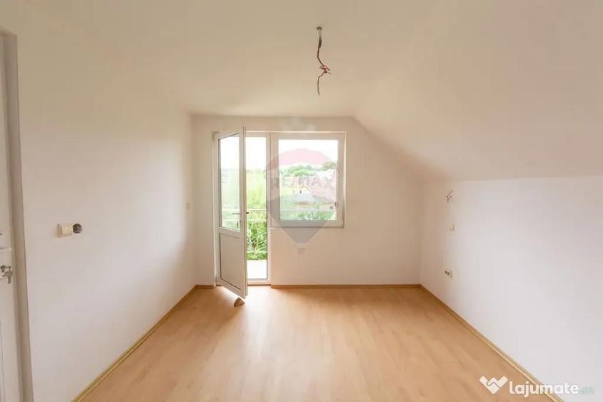 Casă cu 5 camere cu Teren 378 Mp în Purcăreni