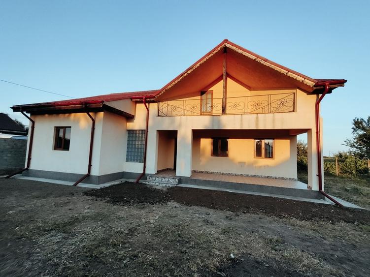 Casă cu 3 camere decomandat în Gălbinași