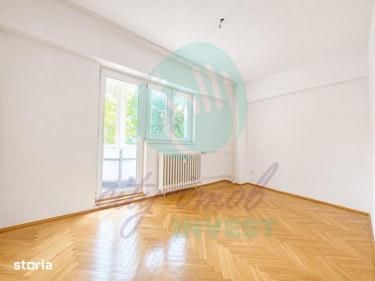Apartament cu 3 camere semidecomandat în Moșilor