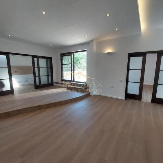 Apartament cu 5 camere decomandat în Kiseleff