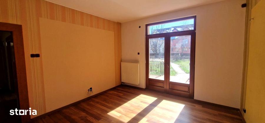 Casă cu 6 camere cu Canalizare în Trei Stejari