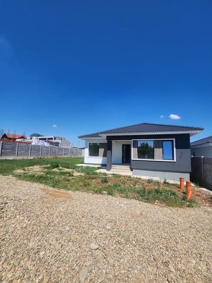 Casă cu 3 camere decomandat în Paleu