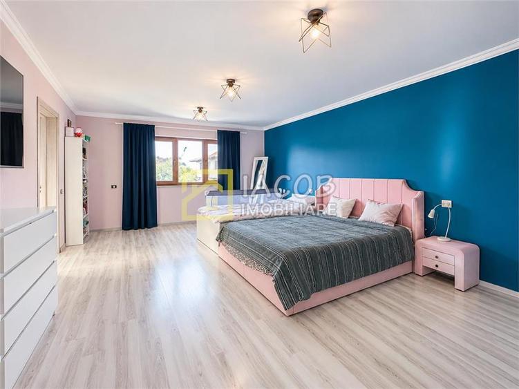 Casă cu 5 camere cu Teren 1179 Mp în Izvoare