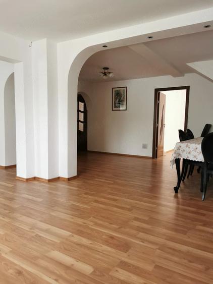 Casă cu 4 camere cu Teren 500 Mp în Central
