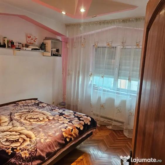 Apartament cu 3 camere semidecomandat în Broșteni