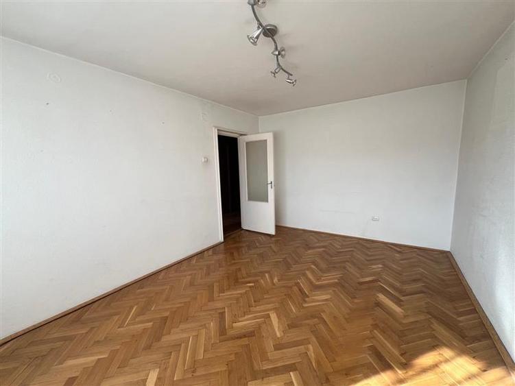 Apartament cu 4 camere decomandat în 1848