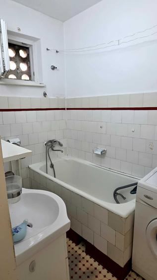 Apartament cu 3 camere semidecomandat în Tudor
