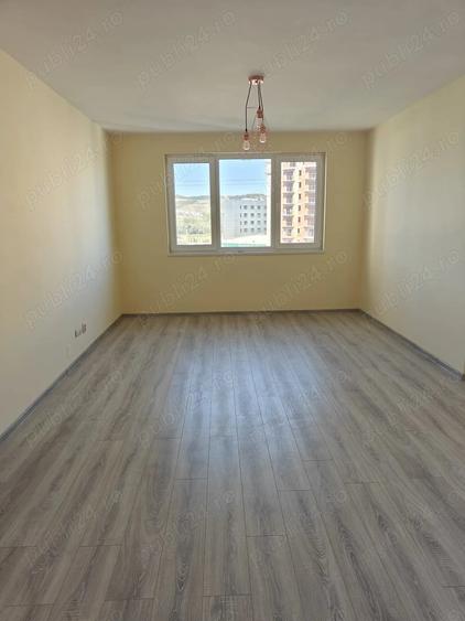 Apartament cu 3 camere semidecomandat în Florești