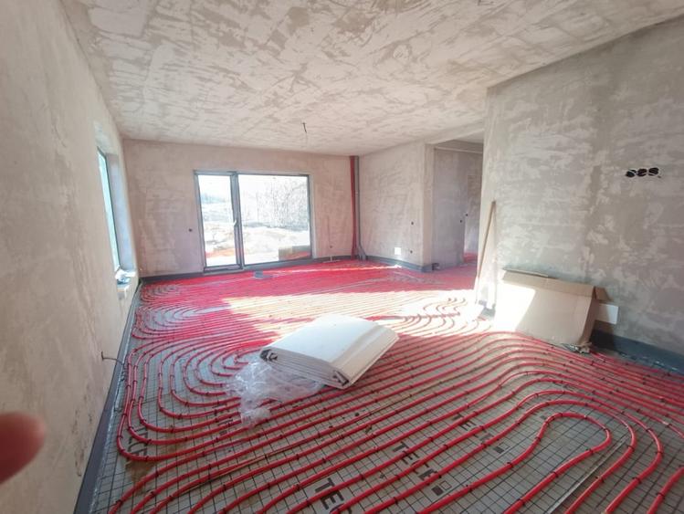 Casă individuală cu 4 camere cu Canalizare în Luna de Sus