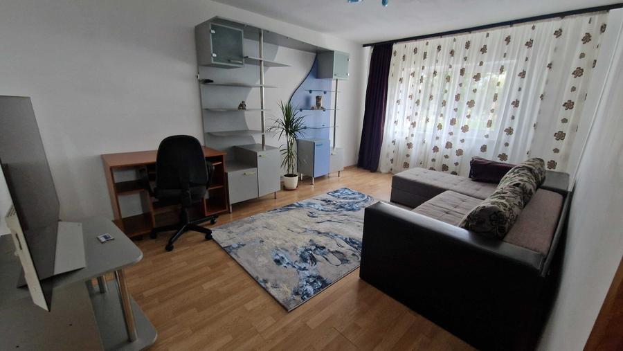 Apartament cu 3 camere decomandat în Casa de Cultură