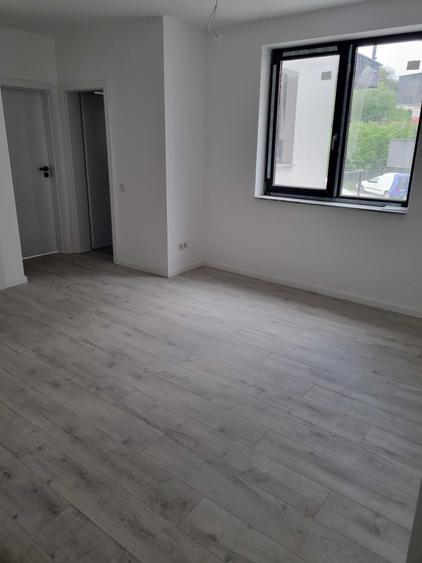 Apartament cu 3 camere decomandat în Exterior Vest