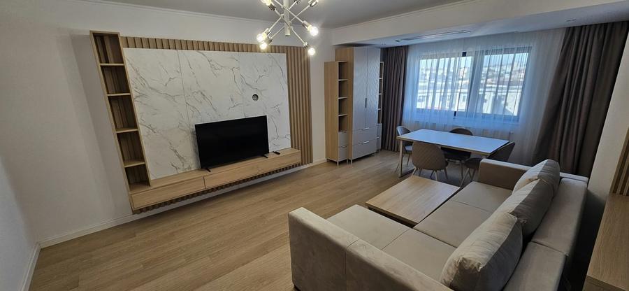 Apartament cu 2 camere decomandat în Trocadero
