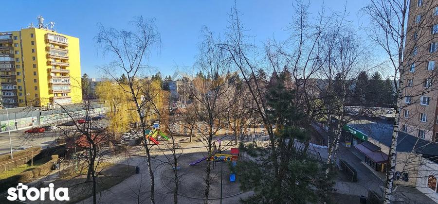 Apartament cu 3 camere decomandat în Astra