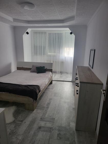 Apartament cu 4 camere semidecomandat în Dacia
