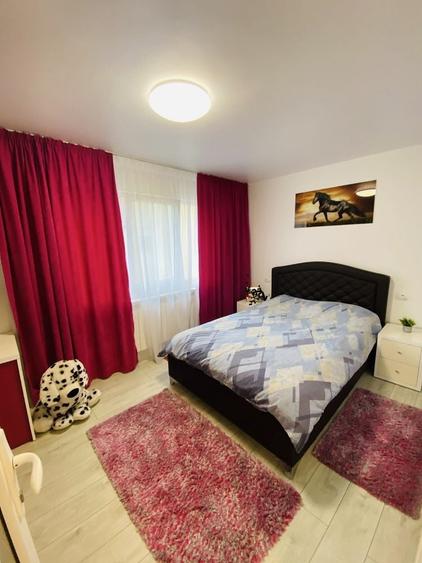 Apartament cu 3 camere semidecomandat în Podu Roș