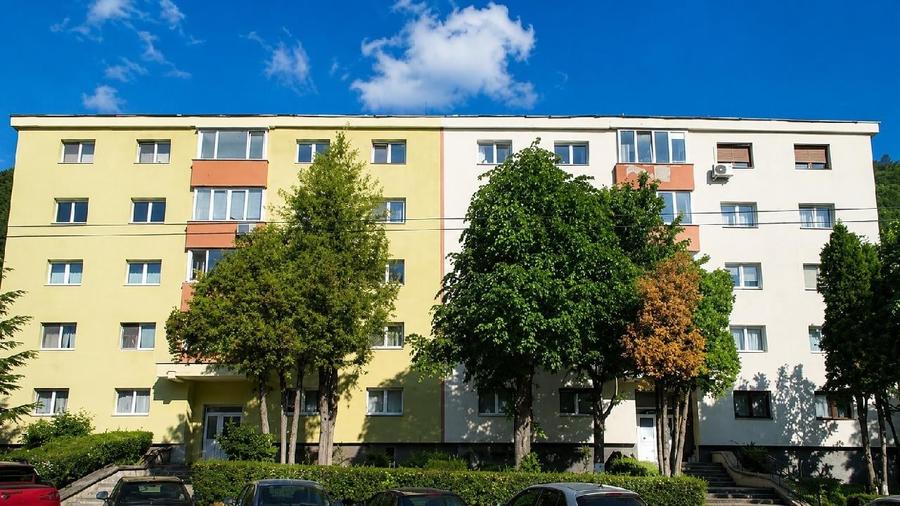 Apartament cu 3 camere decomandat în Răcădău