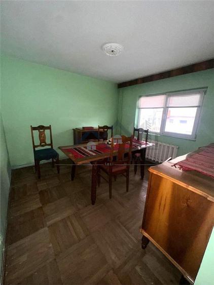 Apartament cu 4 camere decomandat în Nicolina