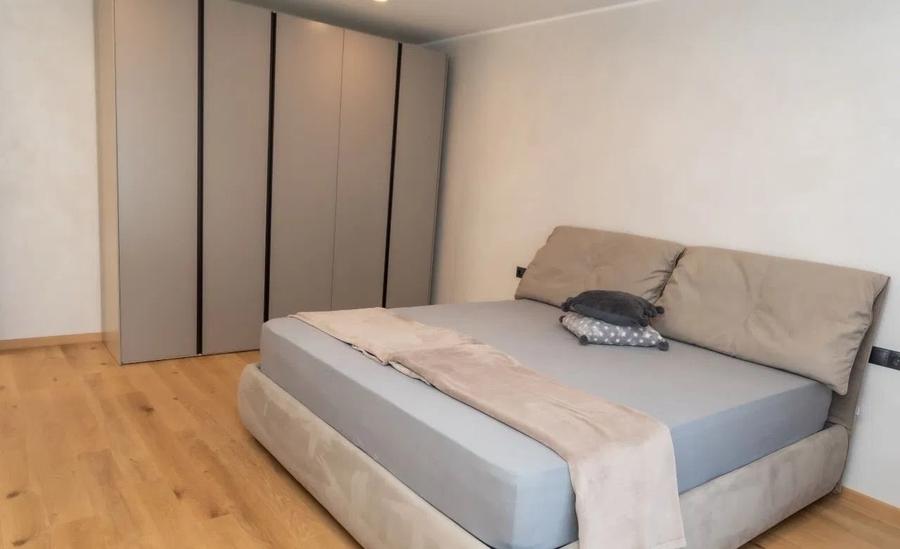 Casă individuală cu 5 camere cu Canalizare în Iris