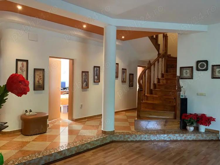 Casă cu 6 camere cu Teren 832 Mp în Fratelia