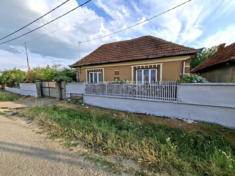 Casă cu 4 camere în Exterior Vest