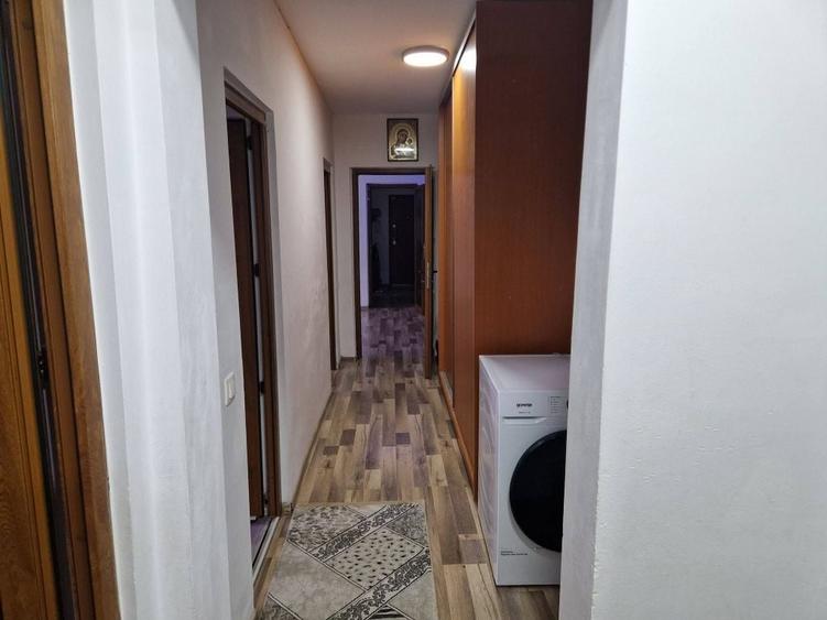 Apartament cu 4 camere semidecomandat în Central