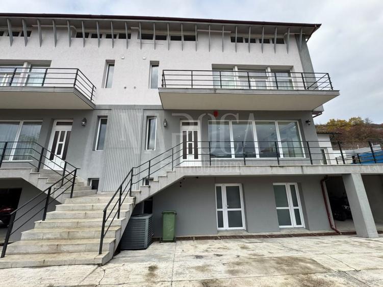 Casă individuală cu 11 camere cu Garaj în Tăuți