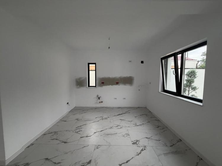 Casă individuală cu 3 camere cu Canalizare în Romanești