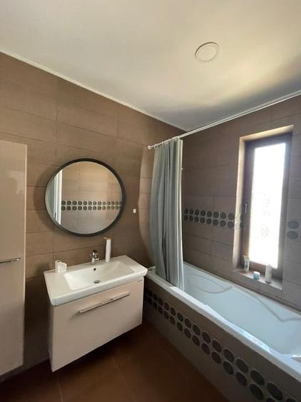Casă cu 5 camere cu Teren 100 Mp în Central