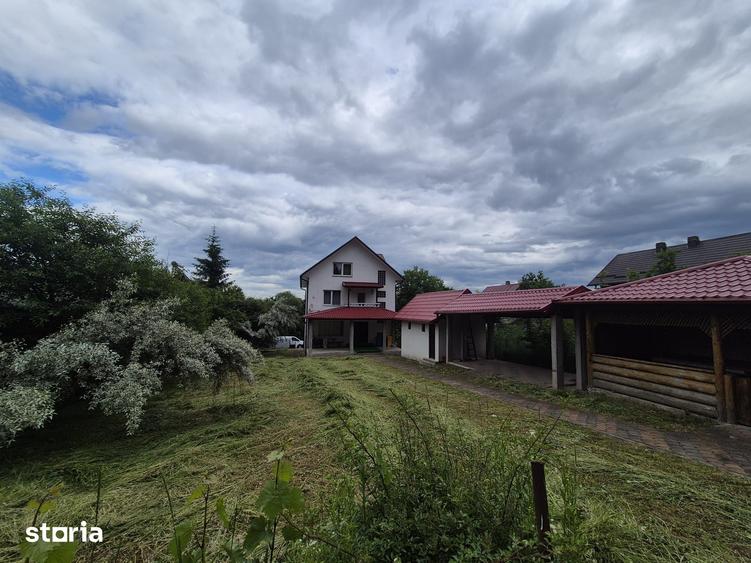 Casă cu 10 camere cu Teren 1000 Mp în Arbore